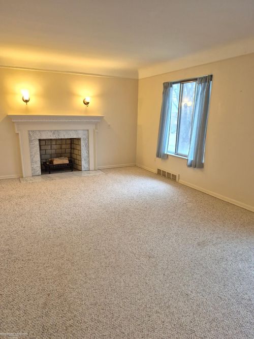 830 Harcourt Rd, Grosse Pointe Park, MI, 48230-1834 | Card Image