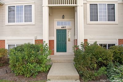 687 S Parkside Drive, Townhouse with 3 bedrooms, 2 bathrooms and 2 parking in Round Lake IL | Image 3