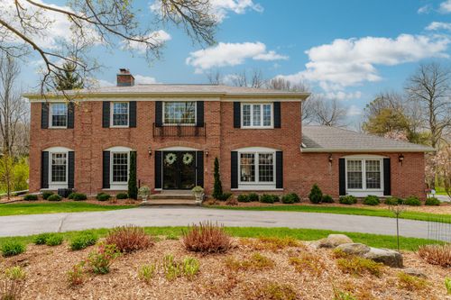 18245 Le Chateau Dr, Brookfield, WI, 53045-4920 | Card Image
