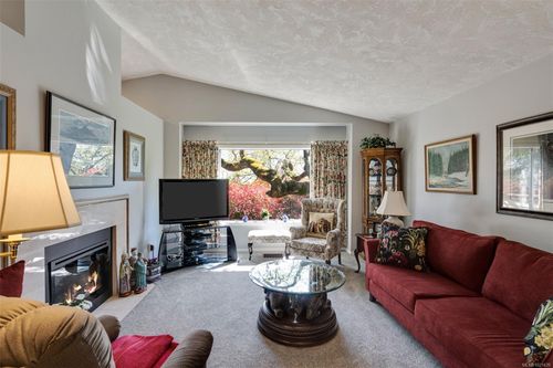 22-901 Kentwood Lane, Victoria, BC, V8Y2Y6 | Card Image