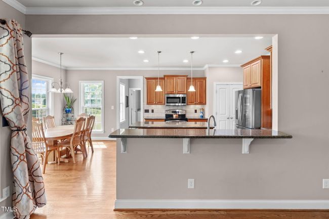Large Eat-In Kitchen | Image 16