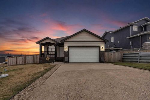 445 Beacon Hill Dr, Fort Mcmurray, AB, T9H2R7 | Card Image