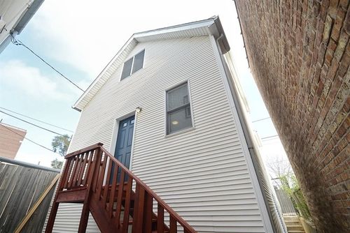 ch-3243 Western Ave, Chicago, IL, 60618-6302 | Card Image