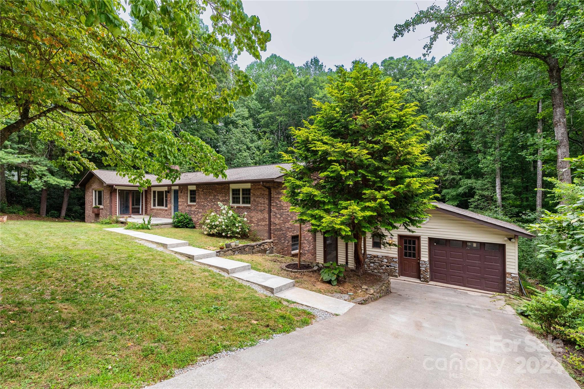 Chukkar Trl, Hendersonville, NC 28792