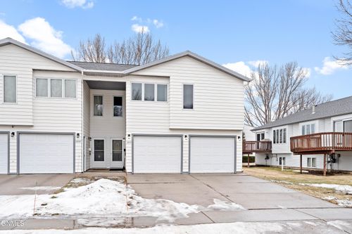 2831 Warwick Loop, Bismarck, ND, 58504-7640 | Card Image