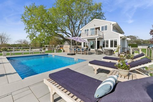 81 Beach Rd, Riverhead, NY, 11901-5818 | Card Image