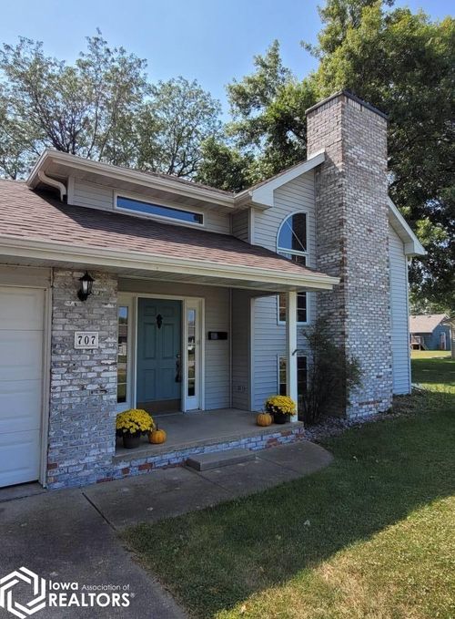 707 E Pleasant Valley St, Sigourney, IA, 52591-1829 | Card Image