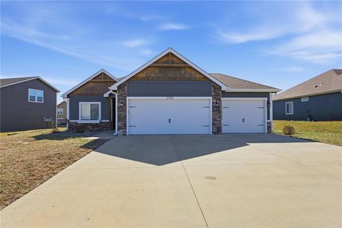 2705 Chasehire Dr, Lawrence, KS, 66046-4511 | Card Image