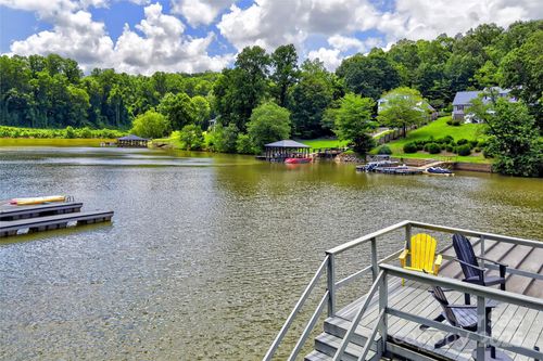 137 Lakeside Dr, Marion, NC, 28752-7111 | Card Image