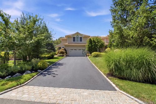 323 Baltustrol Cir, Roslyn, NY, 11576-3056 | Card Image