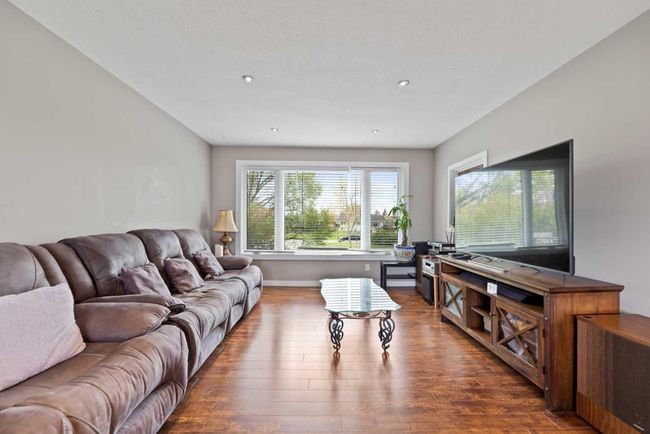 83 Penmeadows Place Se, House other with 4 bedrooms, 2 bathrooms and 2 parking in Calgary AB | Image 8