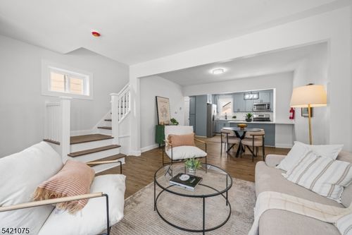 18 Hilton Ave, Maplewood, NJ, 07040-2921 | Card Image