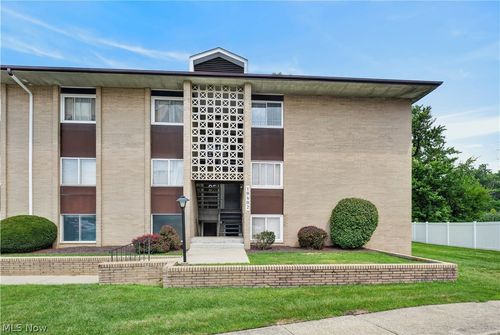 405-10402 N Church Dr, Cleveland, OH, 44130-8614 | Card Image