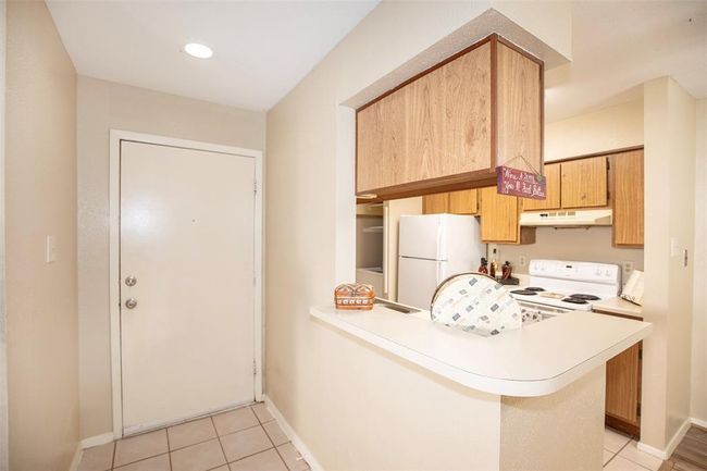 Another view of the tiled entryway. | Image 6