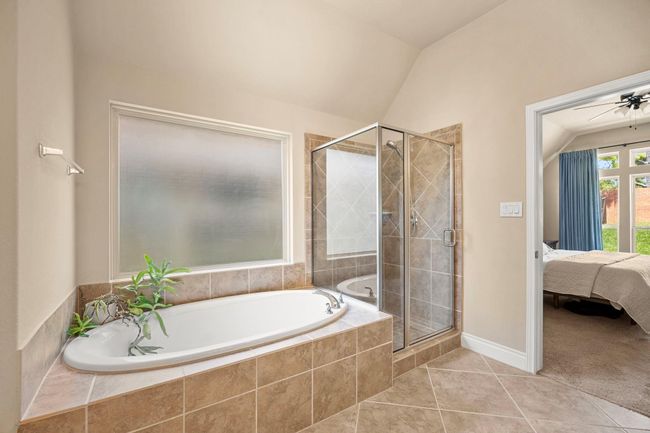 Soaking tub and separate shower. | Image 20