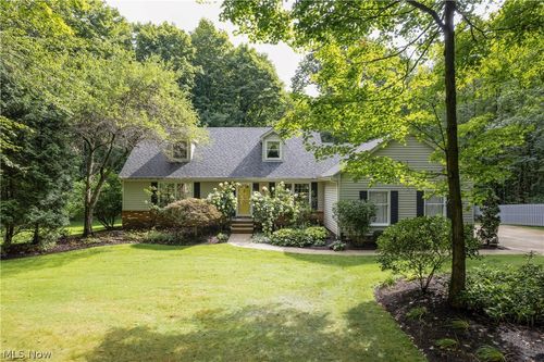 17099 Creighton Dr, Chagrin Falls, OH, 44023-5513 | Card Image