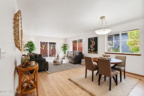 106 W Goodlander Rd, Selah, WA, 98942-8843 | Card Image