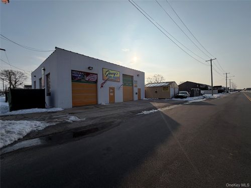 620 Shore Rd, Lindenhurst, NY, 11757-5756 | Card Image