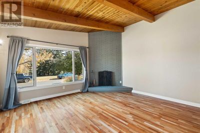 2609 Canmore Rd Nw, Home with 3 bedrooms, 2 bathrooms and 1 parking in Calgary AB | Image 2