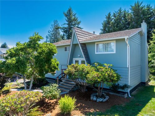 2235 Robb Ave, Comox, BC, V9M1J2 | Card Image