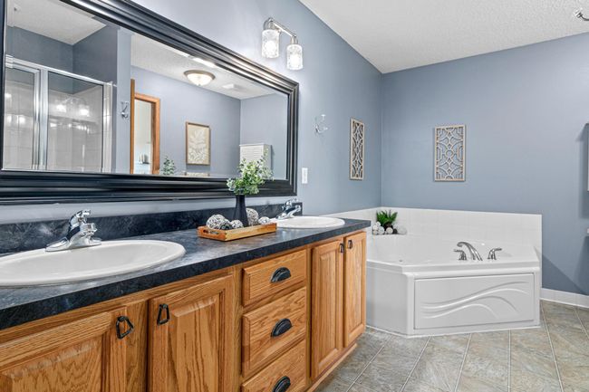 Double sinks & jacuzzi tub | Image 13
