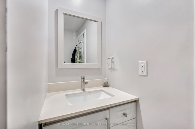24 Diamond Crt, House other with 5 bedrooms, 3 bathrooms and 4 parking in Hamilton ON | Image 31
