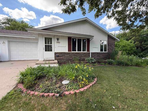 1005 N Wuthering Hills Dr, Janesville, WI, 53546-1745 | Card Image