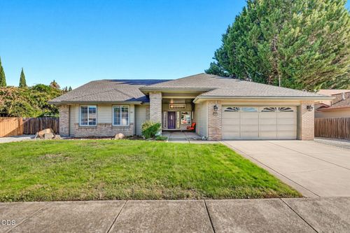 668 Vincent Ave, Central Point, OR, 97502-3707 | Card Image