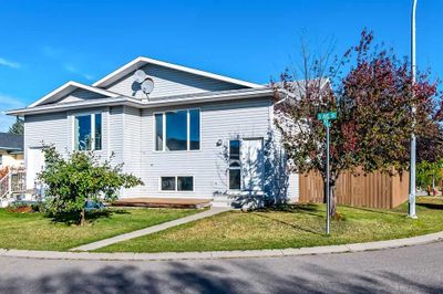 1810 5 Ave Se, Home with 3 bedrooms, 2 bathrooms and 2 parking in High River AB | Image 1