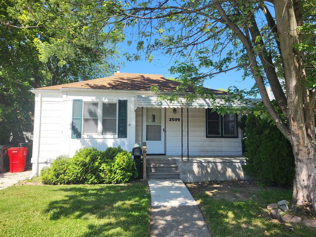 Leach St, Roseville, MI 48066