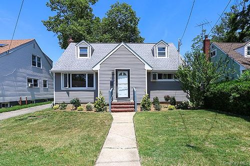 530 Coolidge Ave, Rockville Centre, NY, 11570-3301 | Card Image