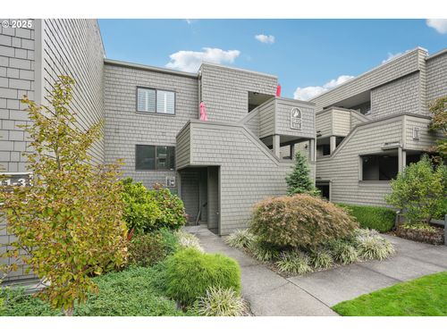 5620 S Riverside Ln, Portland, OR, 97239-5946 | Card Image
