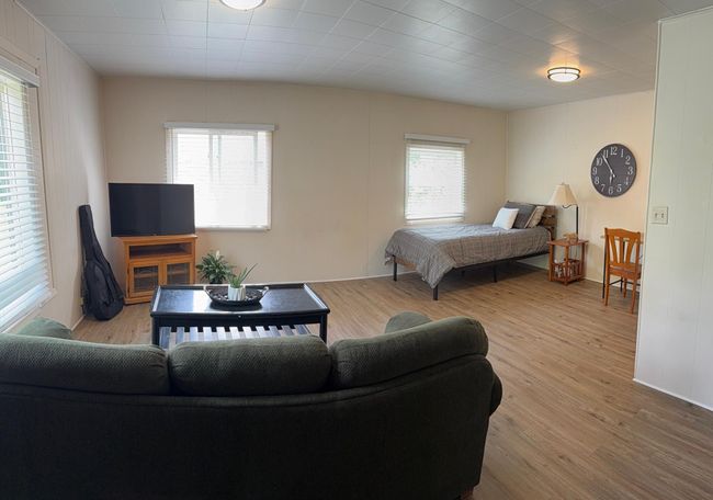 Big bathroom, shiny new | Image 16