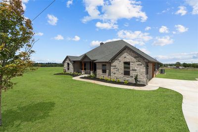 View of front facade featuring a front yard | Image 3