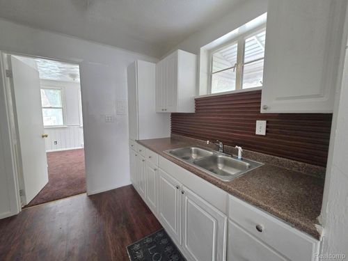 18244 Lenore, Detroit, MI, 48219-3047 | Card Image