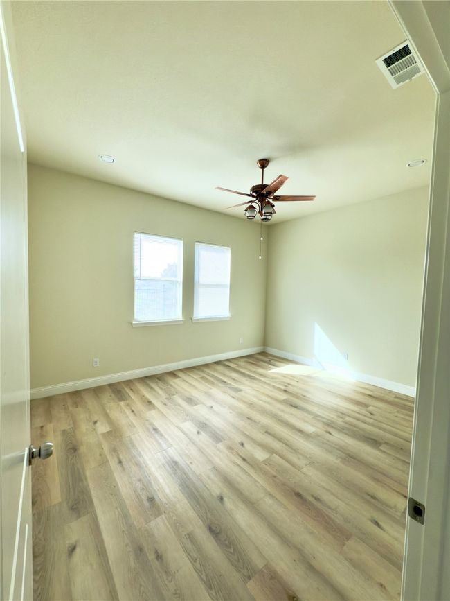 Empty room with baseboards, light wood-style floors, a ceiling fan, and recessed lighting | Image 25