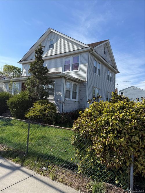 727 Beck St, Uniondale, NY, 11553-2212 | Card Image