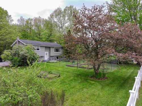 33 Pinecrest Dr, Essex, VT, 05452-2949 | Card Image