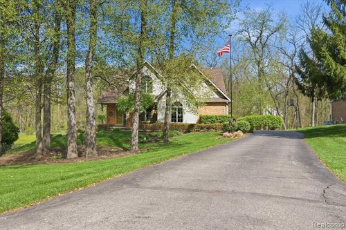 7042 Autumn Wood Dr, Brighton, MI, 48116-8288 | Card Image