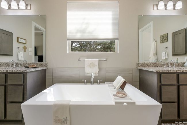 215 Madrone Trl, House other with 6 bedrooms, 6 bathrooms and null parking in Boerne TX | Image 28