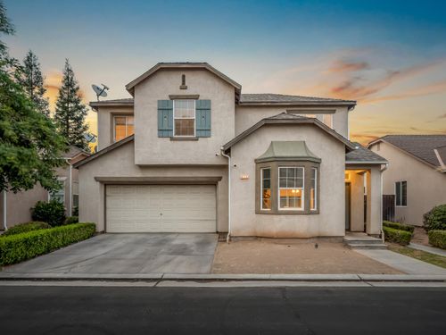 4056 W Pear Tree Ln, Fresno, CA, 93722-8204 | Card Image