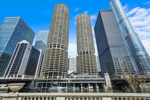 apt-5225-300 N State St, Chicago, IL, 60654-5495 | Card Image