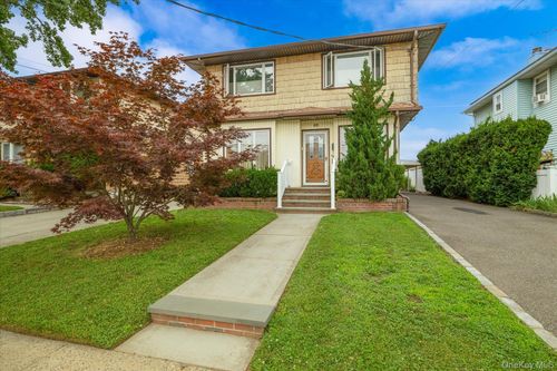 49 Roosevelt Ct, Westbury, NY, 11590-4150 | Card Image