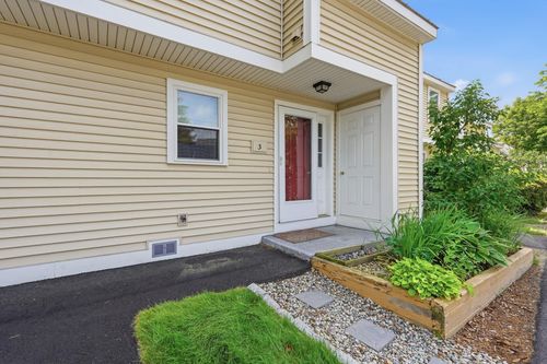 3 Bluffs Dr, Concord, NH, 03303-1581 | Card Image