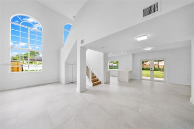 9055 Nw 168th Ter, House other with 4 bedrooms, 3 bathrooms and null parking in Miami Lakes FL | Image 3