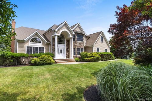 90 Caiola Ct, Greenport, NY, 11944-2073 | Card Image