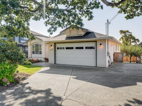 877 Beckwith Ave, Saanich, BC, V8X3S2 | Card Image