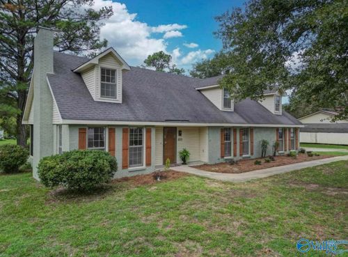 233 Shaw Rd Nw, Hartselle, AL, 35640-2137 | Card Image