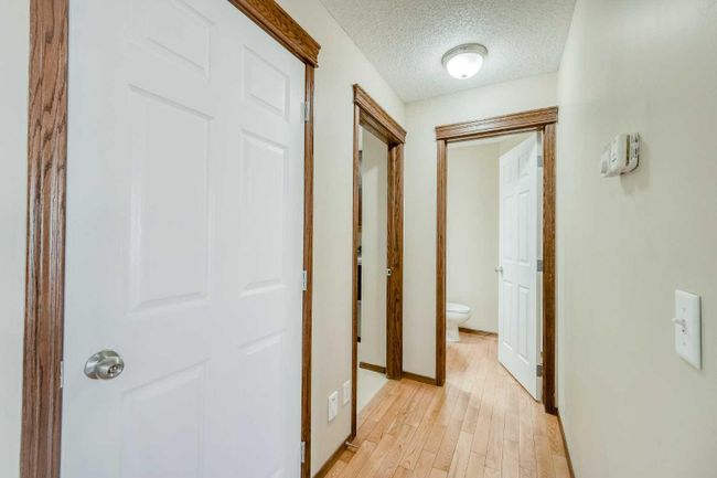 148 Chapman Close Se, Home with 3 bedrooms, 3 bathrooms and 2 parking in Calgary AB | Image 9