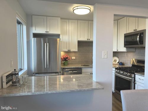 2-902-8315 N Brook Ln, BETHESDA, MD, 20814-2666 | Card Image